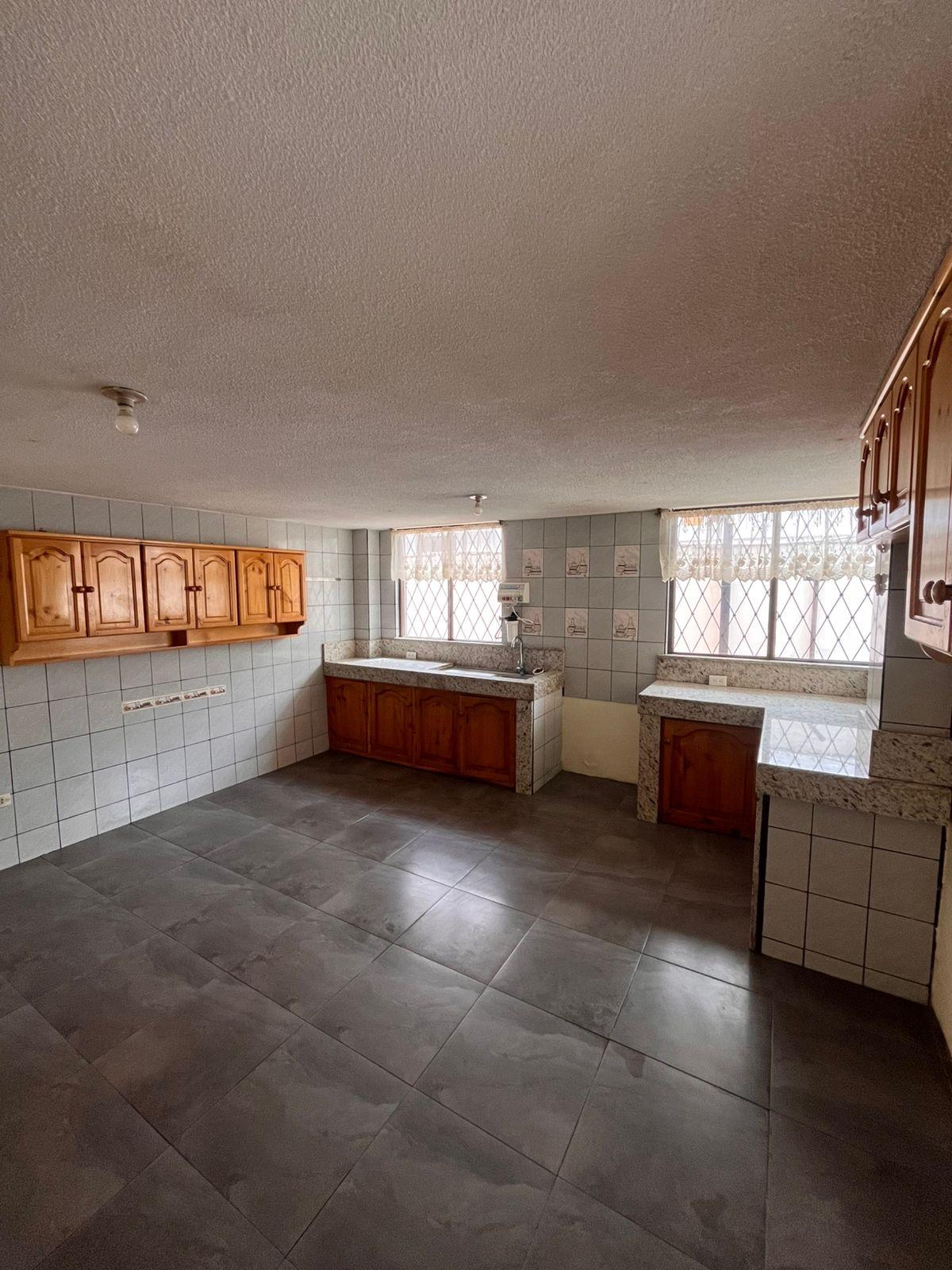 Amplia casa en venta (Sector Álamos 2)