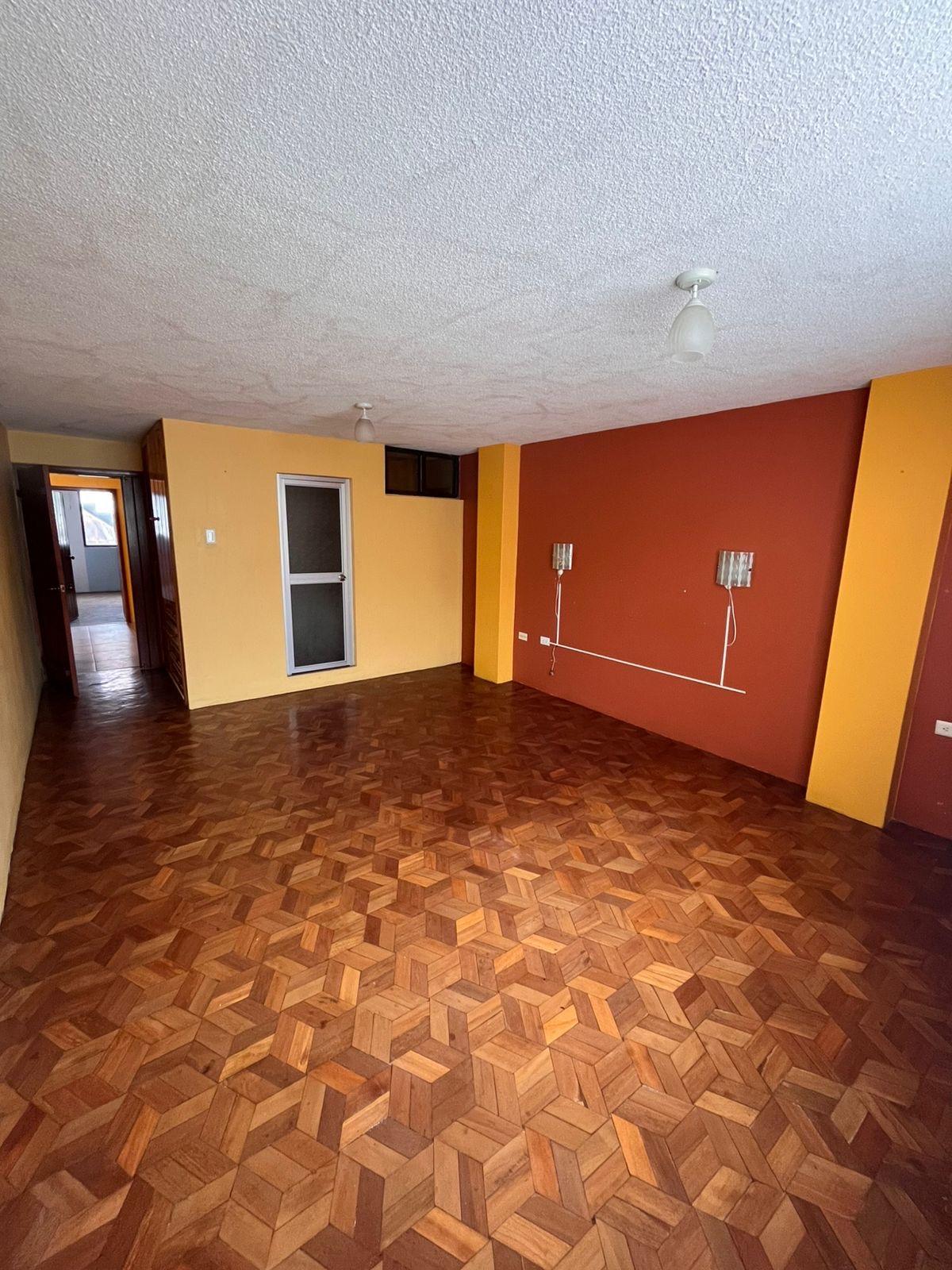 Amplia casa en venta (Sector Álamos 2)