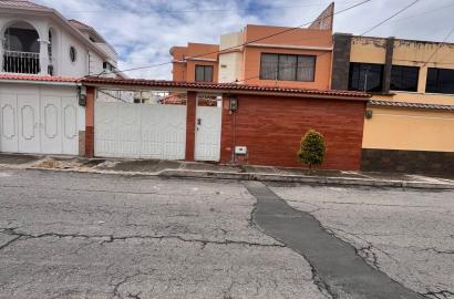 Amplia casa en venta (Sector Álamos 2)