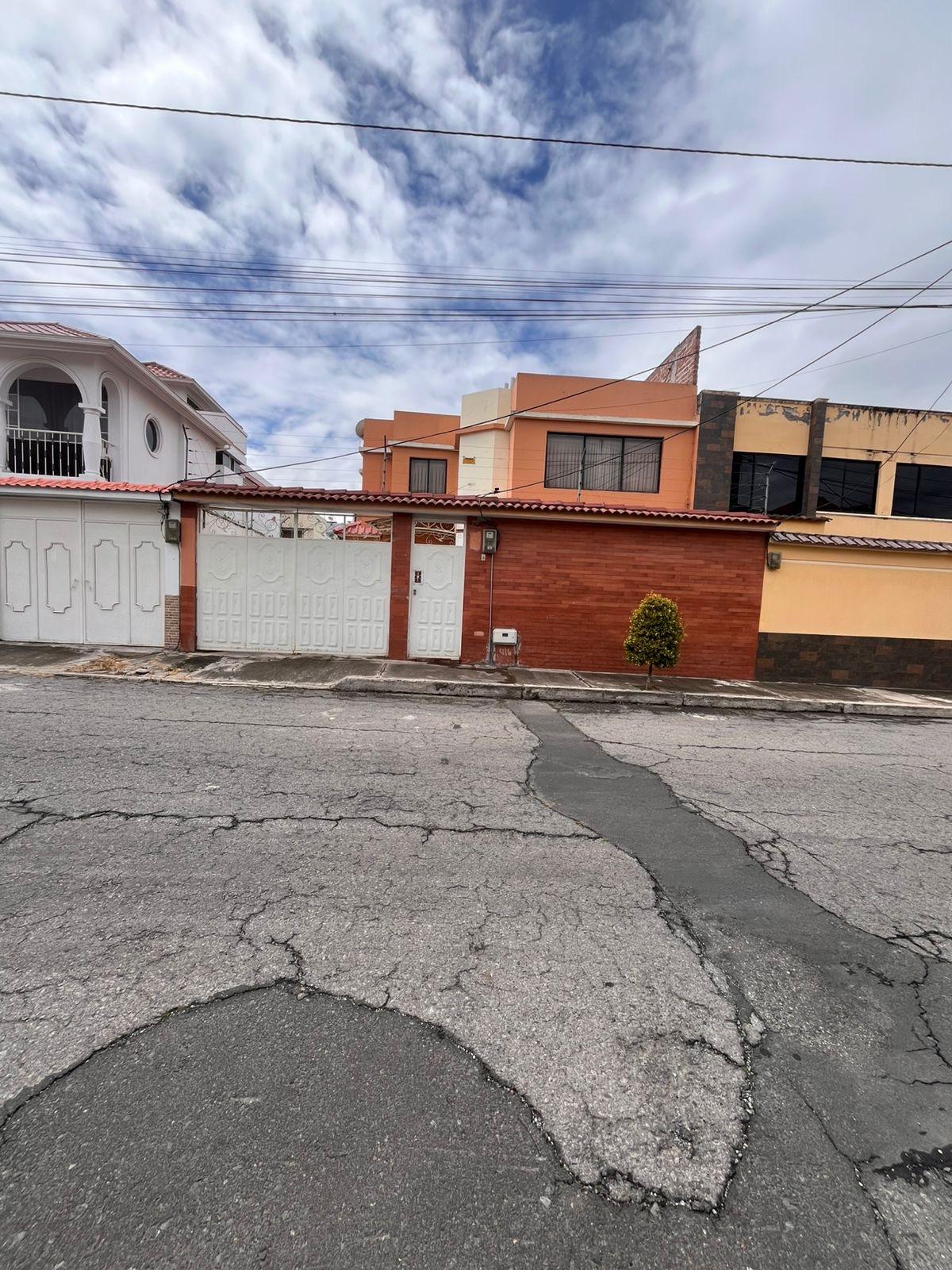 Amplia casa en venta (Sector Álamos 2)