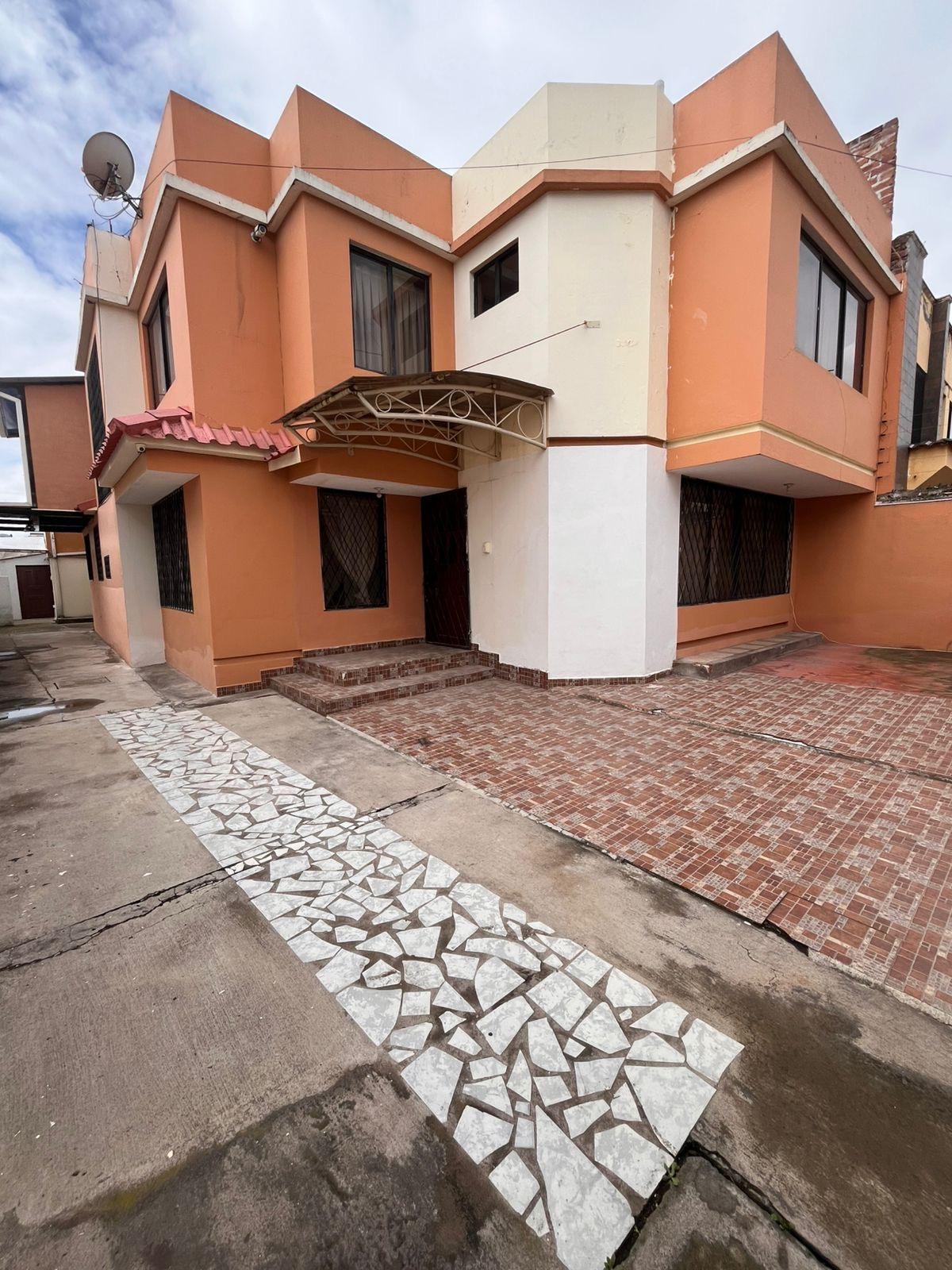 Amplia casa en venta (Sector Álamos 2)