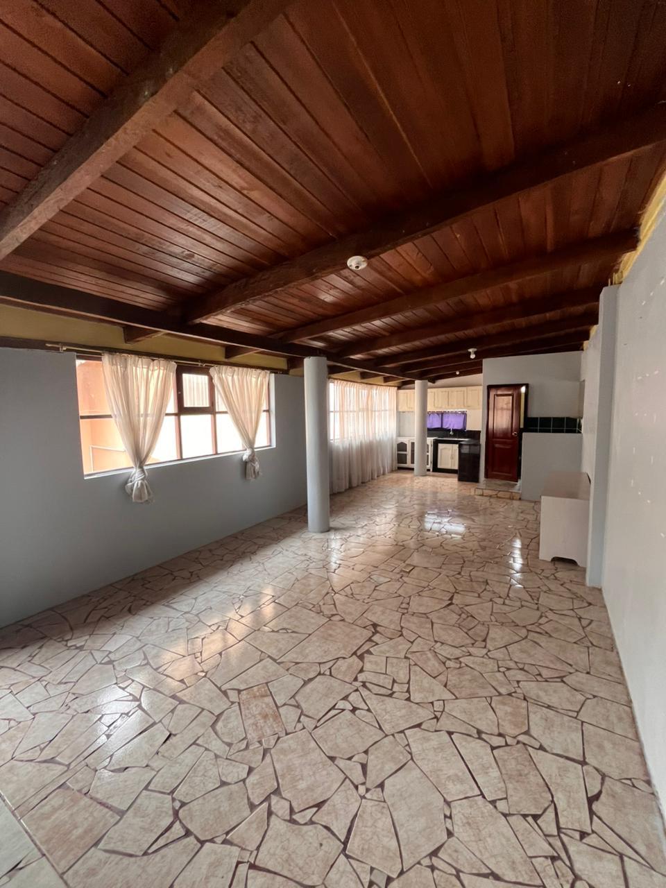 Amplia casa en venta (Sector Álamos 2)