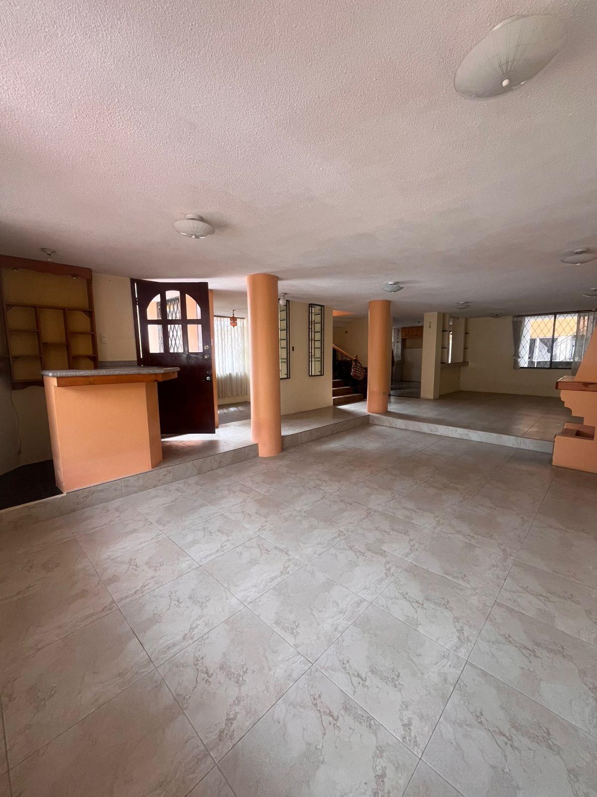 Amplia casa en venta (Sector Álamos 2)