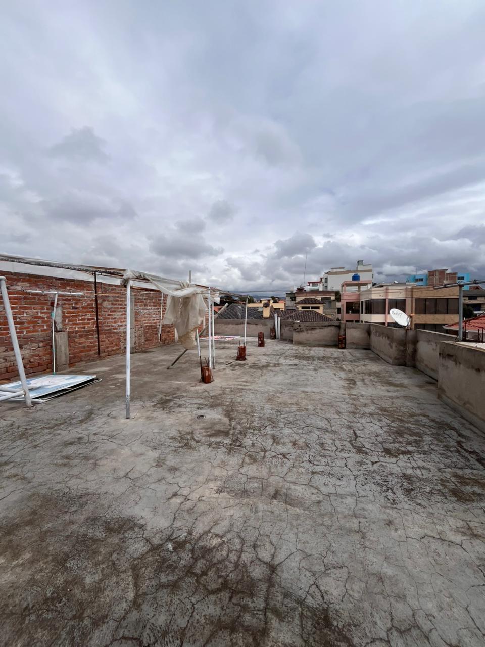 Amplia casa en venta (Sector Álamos 2)